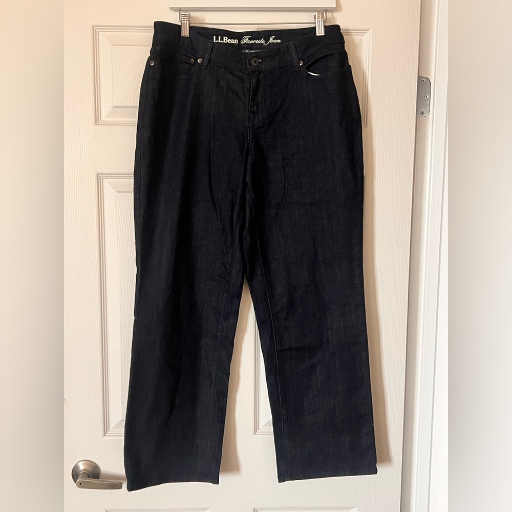 L.L.Bean Favorite Jean Curvy Fit 8P Great Condition NWOT. Dark wash short rise.